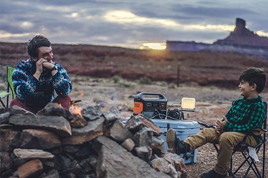 Nabíjení svítilny nabíjecí stanicí Jackery Explorer 250