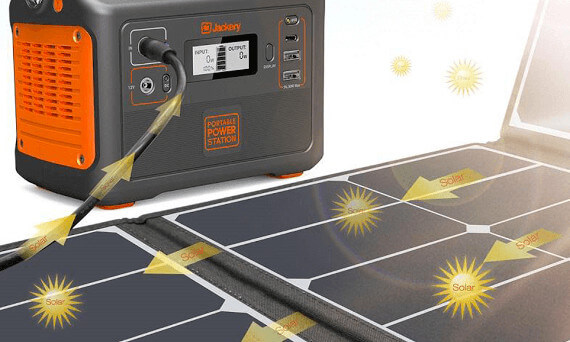 Jackery Explorer 250 připojené na solární monokrystalový panel Jackery SolarSaga 60W
