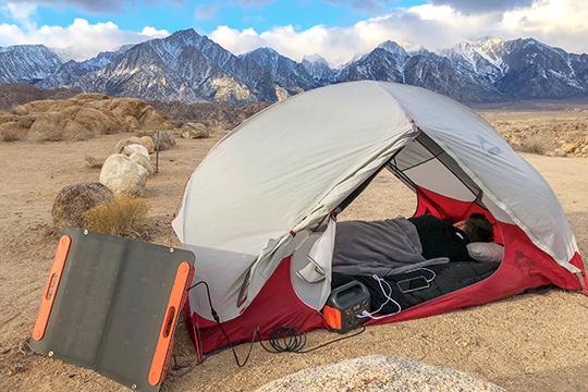 Dobíjení Jackery Explorer 250 nabíjecí stanice solárním panelem