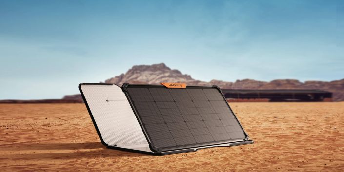 Solárny panel SolarSaga 80W s prestížnou certifikáciou IEC TS63163 od spoločnosti TÜV SÜD v obale nastavený a pripravený na nabíjanie
