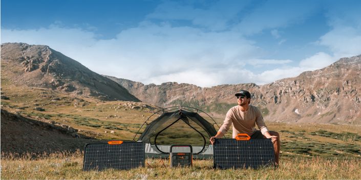 Cestoval nabíja svoju stanicu Jackery Explorer 500 dve solárnymi panelmi SolarSaga 80W v horách