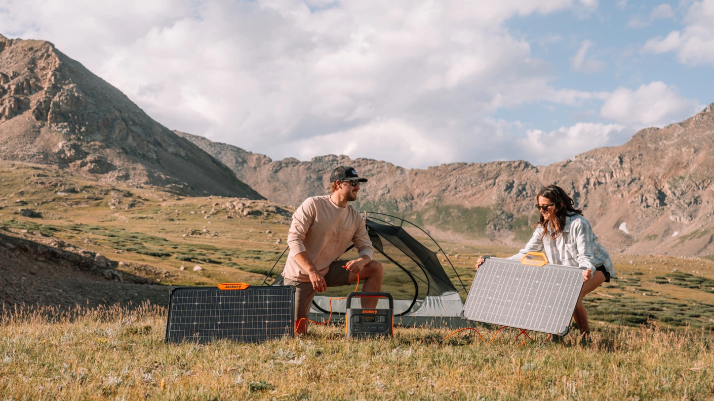 Dvojica cestovateľov postavila stanicu Jackery 1000 Pro so sadou solárnych panelov SolarSaga 80 W