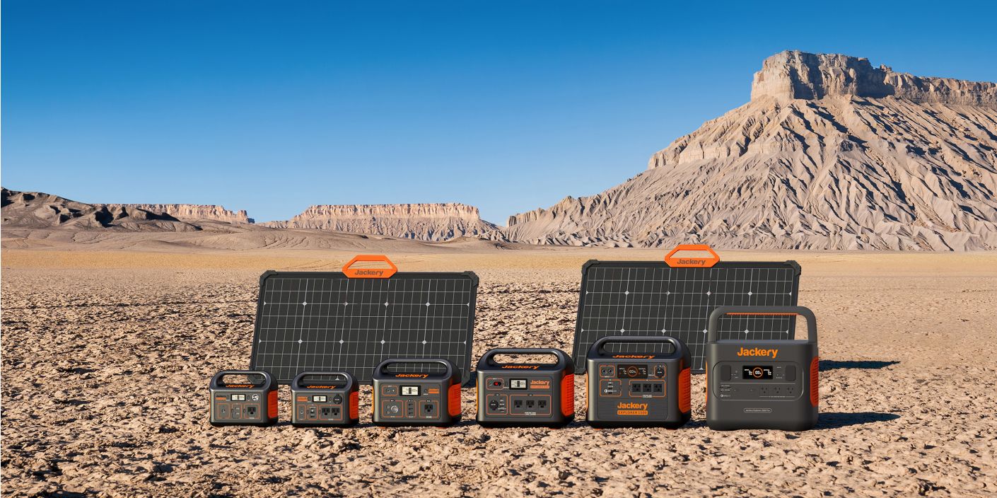 Všetky varianty staníc Jackery Explorer av pozadí umiestnené solárne panely SolarSaga 80W