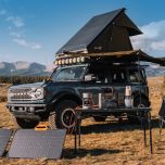Cestoval pri kempovaní dobíja stanicu Jackery Explorer 1000 dvoma solárnymi panelmi SolarSaga 80W