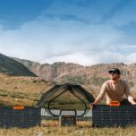 Cestoval pri kempovaní v prírode používa dva solárne panely SolarSaga 80W a stanicu Jackery Explorer 500