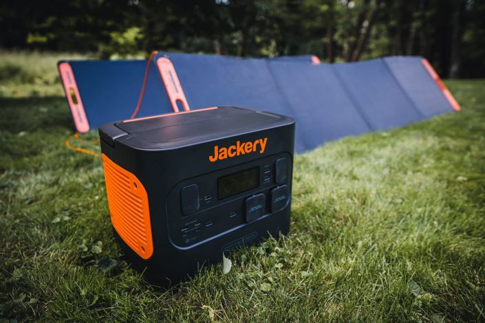 Batériová stanica Jackery Explorer 2000 Pro a solárny panel SolarSaga 200W